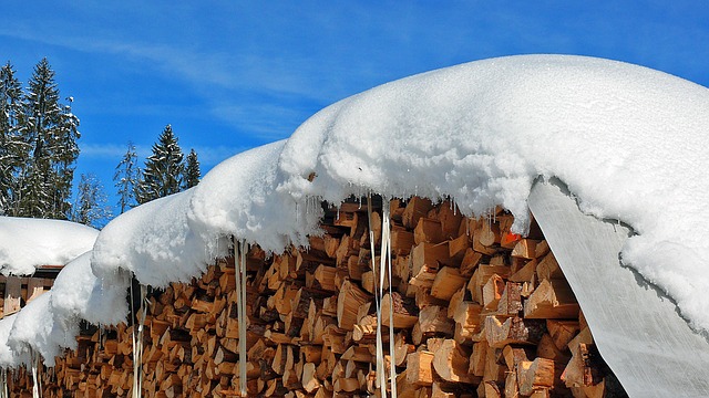 雪の積もった薪