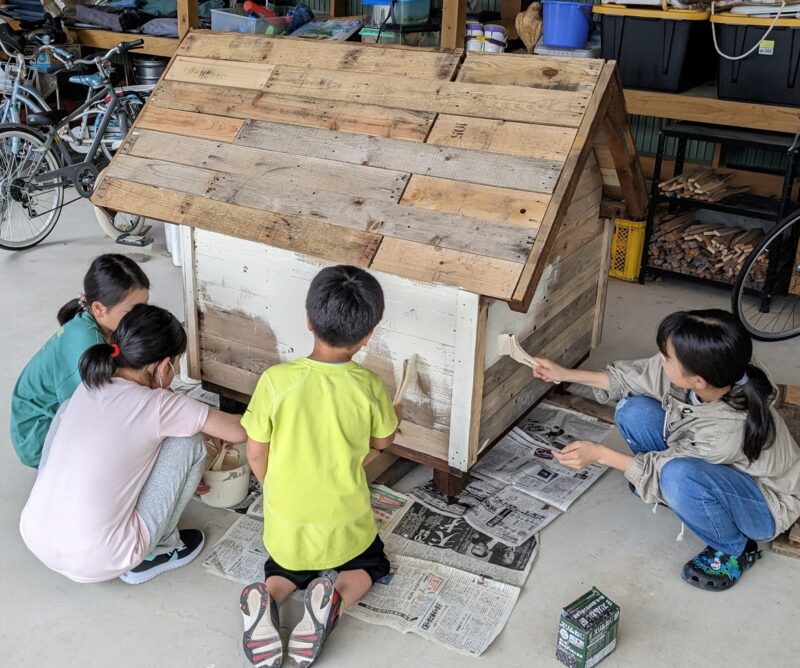 犬小屋塗装中